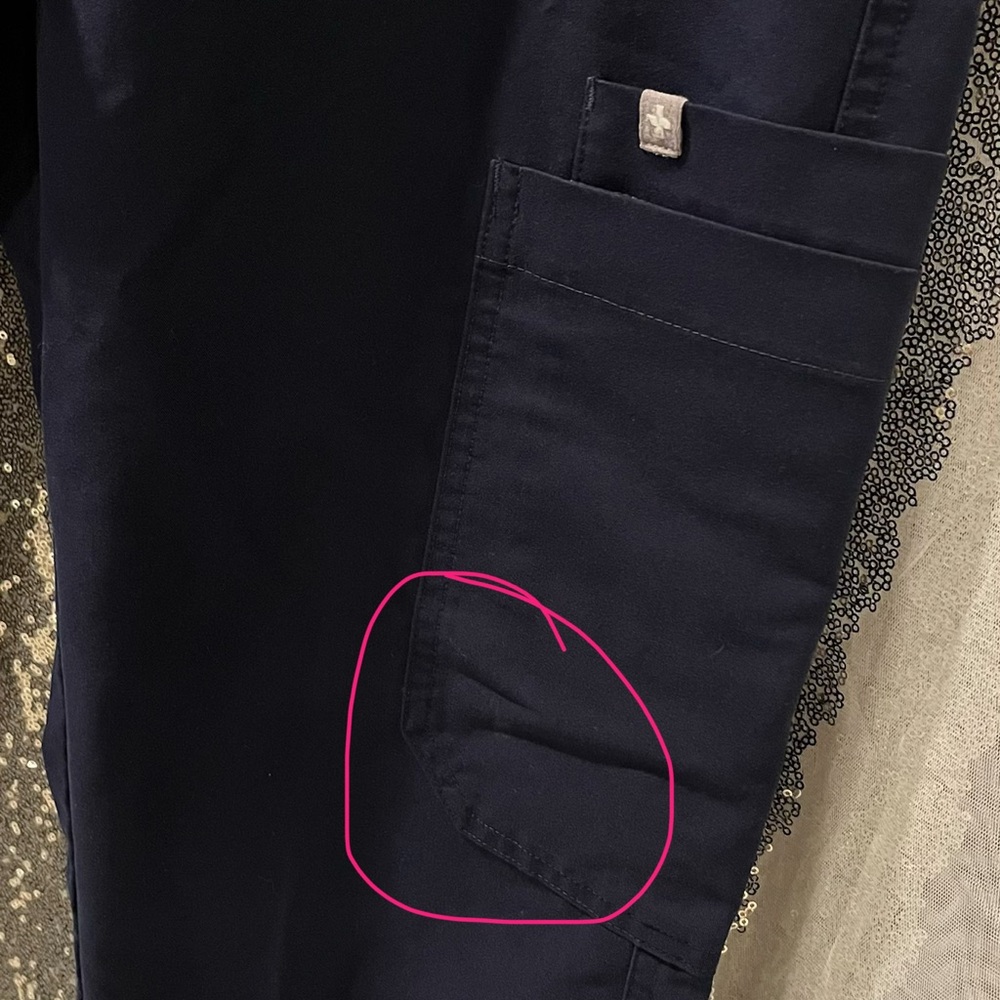 Figs Straight Leg Scrub Pants in Navy with Cream Drawstring - Picture 4 of 5